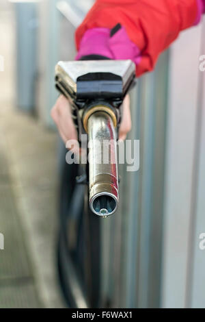 Gas-Pumpe-Düse bereit, tanken oder tanken. Stockfoto