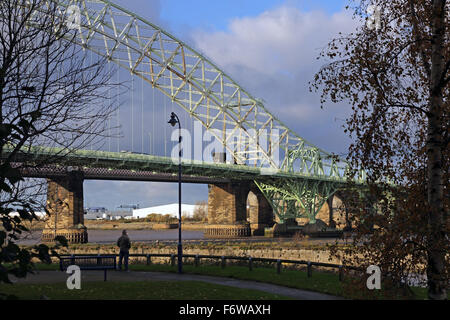 Ein Mann schaut das silberne Jubiläum-Brücke über den Fluss Mersey in Runcorn, Cheshire, UK Stockfoto