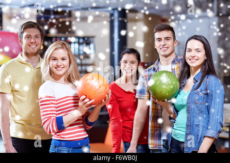 Glückliche Freunde im Bowlingclub im Wintersaison Stockfoto