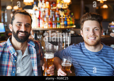 glücklich männlichen Freunden trinken Bier in Bar oder Kneipe Stockfoto