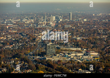 Skyline von Essen, Wolkenkratzer, RWE-Tower, Fernsehturm, Rhein Ruhr Zentrum im Vordergrund, Essen, Ruhrgebiet Stockfoto