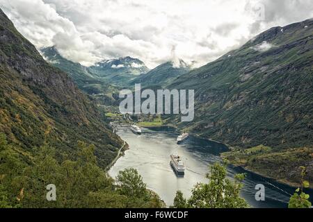 Riesige Kreuzfahrtschiffe, MS Queen Elizabeth II, Costa Fortuna & Serenade of the Seas im Geiranger Fjord, Norwegen festgemacht. Stockfoto