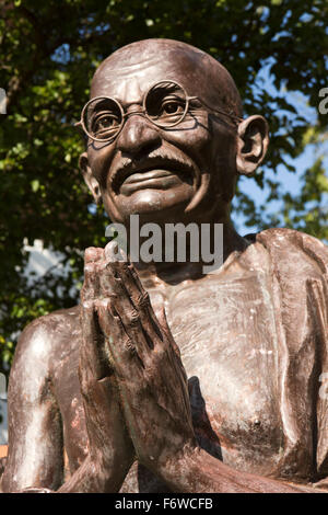 Großbritannien, England, Yorkshire, Hull, High Street, Mandela Gärten, Büste von Mohandas (Mahatma) Gandhi, von Jaiprakash Shirgaoankar Stockfoto