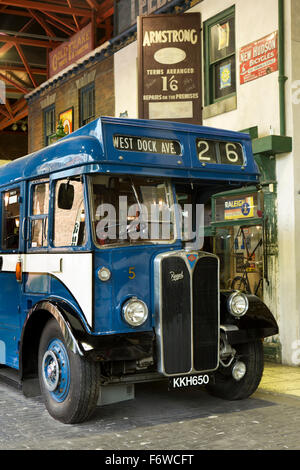 Großbritannien, England, Yorkshire, Hull, High Street, Streetlife Museum, 1949 AEC Regal Mark III single Deck-bus Stockfoto