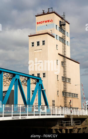 Großbritannien, England, Yorkshire, Hull, Shotwell Turm, Gamebore Patrone Fabrik neben Drypool Brücke über den River Hull Stockfoto