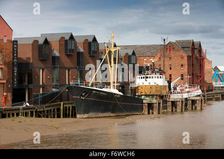 Großbritannien, England, Yorkshire, Hull, Museumsquartier, Arktis Corsair vertäut neben historischen Gebäuden auf River Hull Stockfoto