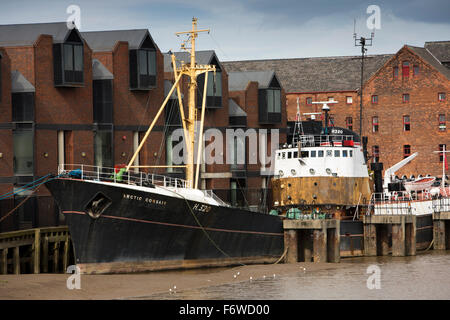 Großbritannien, England, Yorkshire, Hull, Museumsquartier, Arktis Corsair vertäut neben historischen Gebäuden auf River Hull Stockfoto