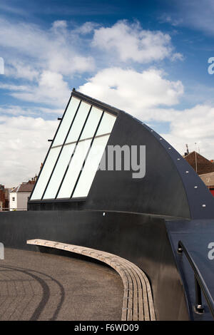 Großbritannien, England, Yorkshire, Hull, Skala Lane schwingen Brücke über River Hull Stockfoto