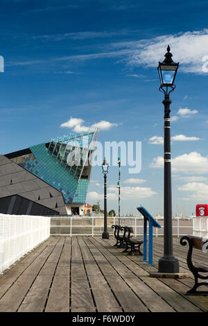 Großbritannien, England, Yorkshire, Hull, Nelson Street, Victoria Pier und The Deep marine aquarium Stockfoto