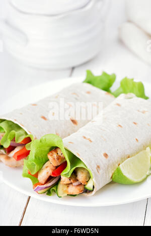 Tortilla-Wraps mit Hühnerfleisch und frischem Gemüse Stockfoto