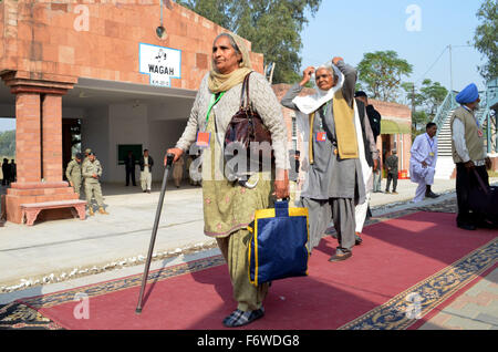 (151120)--LAHORE, 20. November 2015 (Xinhua)--indische Sikh Pilger an einem Bahnhof im östlichen Pakistan Lahore, 20. November 2015 kommen. Tausende von Sikh Pilger Reisen an Nankana Sahib in Pakistan, 546th Geburtstag von Sri Guru Nanak Dev zu feiern, die am 25 November fällt. (Xinhua/Jamil Ahmed) Stockfoto