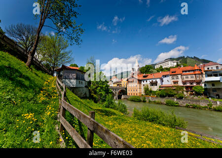 Blick über den Fluss Mur zur Altstadt, Murau, Steiermark, Österreich Stockfoto