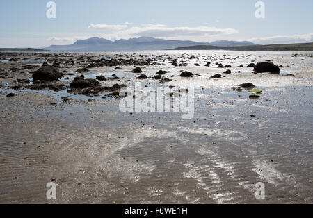 Isle of Bute, Schottland. Malerische Aussicht auf die Isle of Bute ist St. Ninian Bucht, mit der Isle of Arran im Hintergrund. Stockfoto