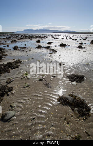 Isle of Bute, Schottland. Malerische Aussicht auf die Isle of Bute ist St. Ninian Bucht, mit der Isle of Arran im Hintergrund. Stockfoto