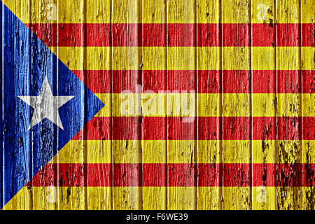 Flagge der katalanischen Unabhängigkeitsbewegung auf Holzrahmen bemalt Stockfoto