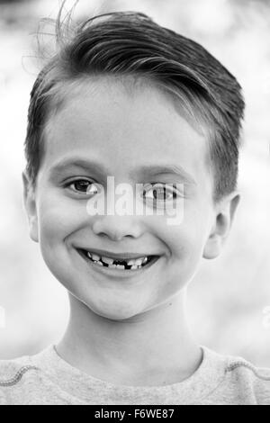 Young Boy mit einem neuen Haarschnitt Stockfoto