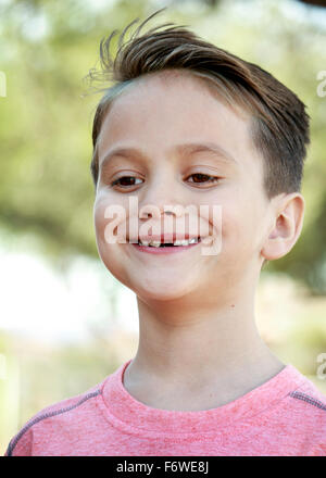 Young Boy mit einem neuen Haarschnitt Stockfoto