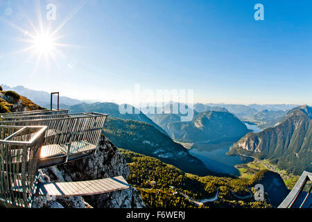 Anzeigen Plattform 5 Finger auf dem Krippenstein mit Blick über See Hallstatt, Salzkammergut, Oberösterreich, Österreich Stockfoto