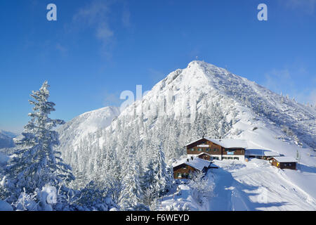 Blick zum schneebedeckten Herzogstand und Herzogstandhaus, Herzogstand, Bayerische Alpen, Upper Bavaria, Bavaria, Germany Stockfoto