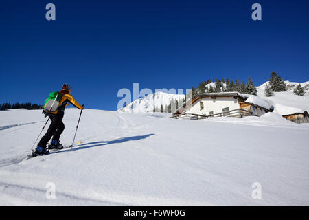 Weibliche Backcountry Skifahrer aufsteigend, Hinteres Sonnwendjoch, Mangfall Berge, Bayerische Voralpen, Tirol, Österreich Stockfoto