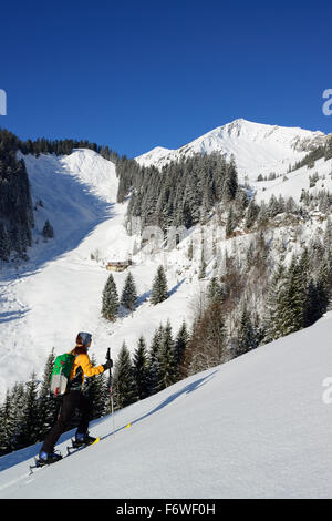 Weibliche Backcountry Skifahrer aufsteigend, Hinteres Sonnwendjoch, Mangfall Berge, Bayerische Voralpen, Tirol, Österreich Stockfoto