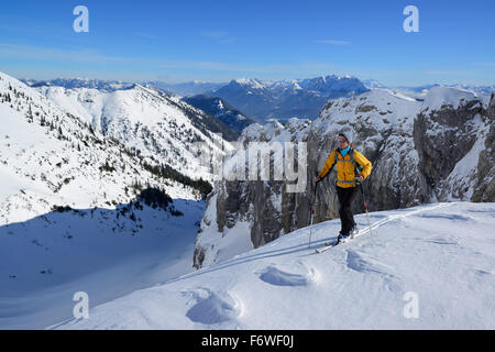 Weibliche Backcountry Skifahrer aufsteigend, Hinteres Sonnwendjoch, Mangfall Berge, Bayerische Voralpen, Tirol, Österreich Stockfoto