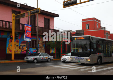 El Metropolitano B öffentlichen Linienbus und Wandbild an Wand im Barranco Bezirk, Lima, Peru Stockfoto