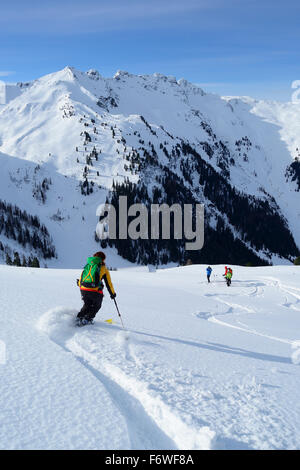 Weibliche Backcountry Ski Skifahren, Kleiner Galtenberg, Kitzbüheler Alpen, Tirol, Österreich Stockfoto