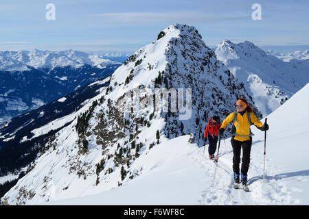 Zwei Personen Hinterland Skifahren Kleiner Galtenberg, Backcountry Ski, Kleiner Galtenberg, Kitzbühel Palette, Tyro aufsteigend Stockfoto