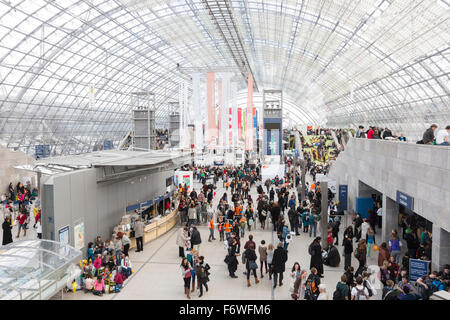 Besucher in der neuen Messe Bau, Leipzig, Sachsen, Deutschland Stockfoto