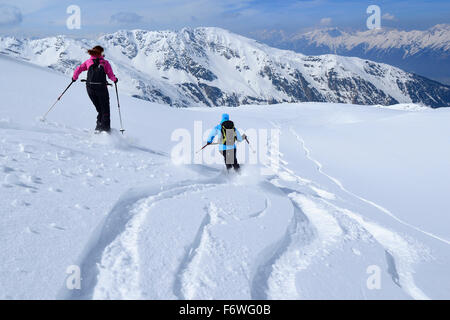 Zwei weibliche Backcountry Skifahrer, Skifahren, Malgrubler, Tuxer Alpen, Tirol, Österreich Stockfoto