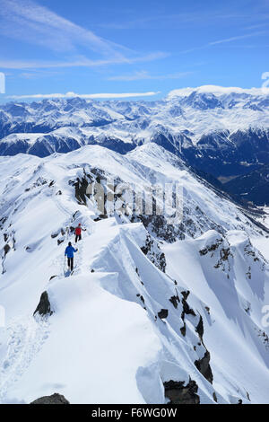 Zwei Bergsteiger, Abstieg über den Grat des Piz Sesvenna, Ortler im Hintergrund reichen Piz Sesvenna, Sesvenna, Engadin, Gri Stockfoto