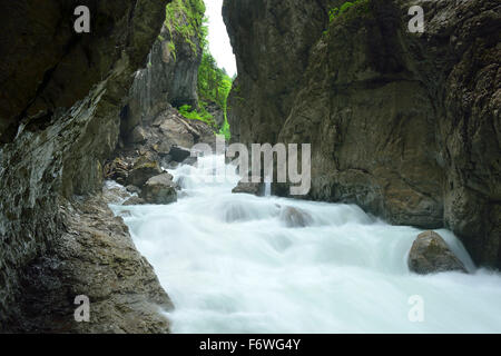 Fluss Partnach fließt durch eine schmale Schlucht, Garmisch-Partenkirchen, Partnachklamm, Werdenfels, Wettersteingebirge, obere Bava Stockfoto