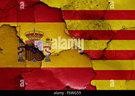 Flaggen von Spanien und Katalonien auf rissige Wand gemalt Stockfoto