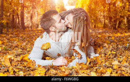 Glückliches junges Paar im Freien im Herbst Stockfoto