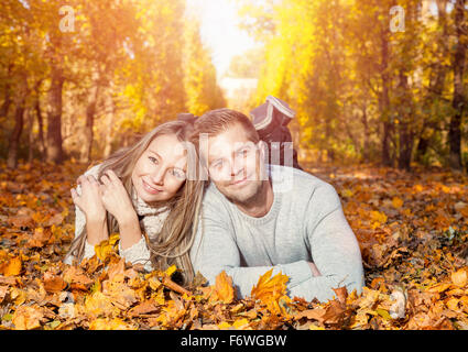 Glückliches junges Paar im Freien im Herbst Stockfoto