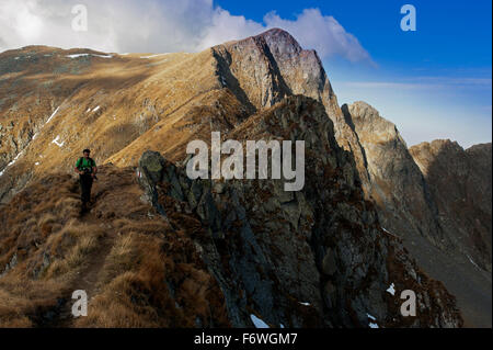 Wanderer auf dem Weg zur Cabana Podragu, Fagaras-Gebirge, Siebenbürgen, Rumänien Stockfoto