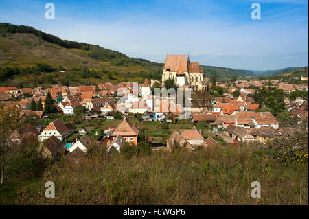 Blick auf das Dorf mit Kirchenburg Birthälm, Siebenbürgen, Rumänien Stockfoto