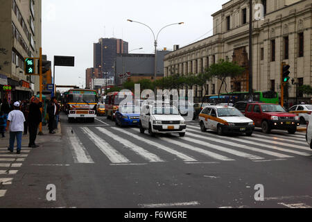 Kleinbusse und verkehrsreichen auf Av Abancay in Zentral-Lima, Peru Stockfoto