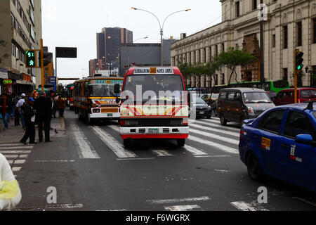 Öffentliche Verkehrsmittel, Minibus und geschäftiger Verkehr auf der Av Abancay im Zentrum von Lima, Peru Stockfoto