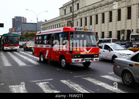 Öffentliche Verkehrsmittel, Minibus und geschäftiger Verkehr auf der Av Abancay im Zentrum von Lima, Peru Stockfoto