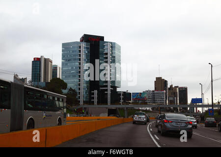 El Metropolitano Linienbus auf über Expresa, Scotiabank und Claro Gebäuden im Hintergrund, San Isidro, Lima, Peru Stockfoto