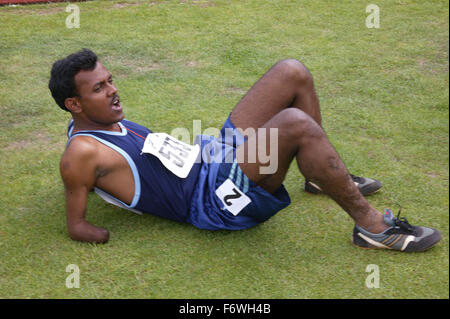 British Open Athletics Championships 2003 Spiele; behinderte Sportler ausruhen nach der Teilnahme an einem Track-Event, Stockfoto