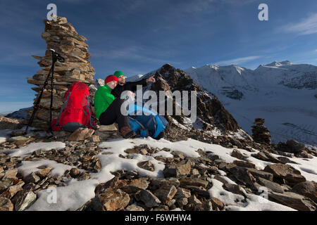 Wanderer ruht in Val Bernina, Piz Palu und Pers-Gletscher im Hintergrund, Engadin, Kanton Graubünden, Schweiz Stockfoto