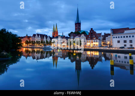 Blick über den Fluss Trave Altstadt mit Kirche St. Maria und St. Peter Kirche, am Abend, Lübeck, Schleswig-Holstein, Deutschland Stockfoto