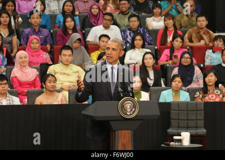 Kuala Lumpur, Malaysia. 20. November 2015. US-Präsident Barack Obama hält eine Bürgerversammlung mit Young Southeast Asian Leaders Initiative Universität Taylors 20. November 2015 in Kuala Lumpur, Malaysia. Obama fordert junge Muslime, die Ideologie abzulehnen, die die Anschläge von Paris geführt. Stockfoto