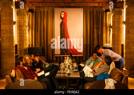 Gäste in der Lounge von einem Restaurant, Lenzerheide, Kantons Graubündens, Schweiz Stockfoto