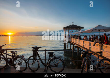 Pavillon mit Bar am Ufer des Bodensees bei Sonnenuntergang, Bregenz, Vorarlberg, Österreich Stockfoto