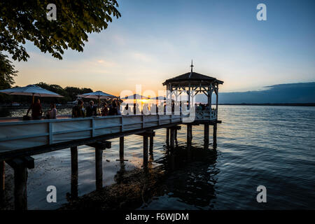 Pavillon mit Bar am Ufer des Bodensees bei Sonnenuntergang, Bregenz, Vorarlberg, Österreich Stockfoto