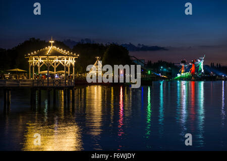 Pavillon mit Bar am Ufer des Bodensees in der Nacht, Bregenz, Vorarlberg, Österreich Stockfoto